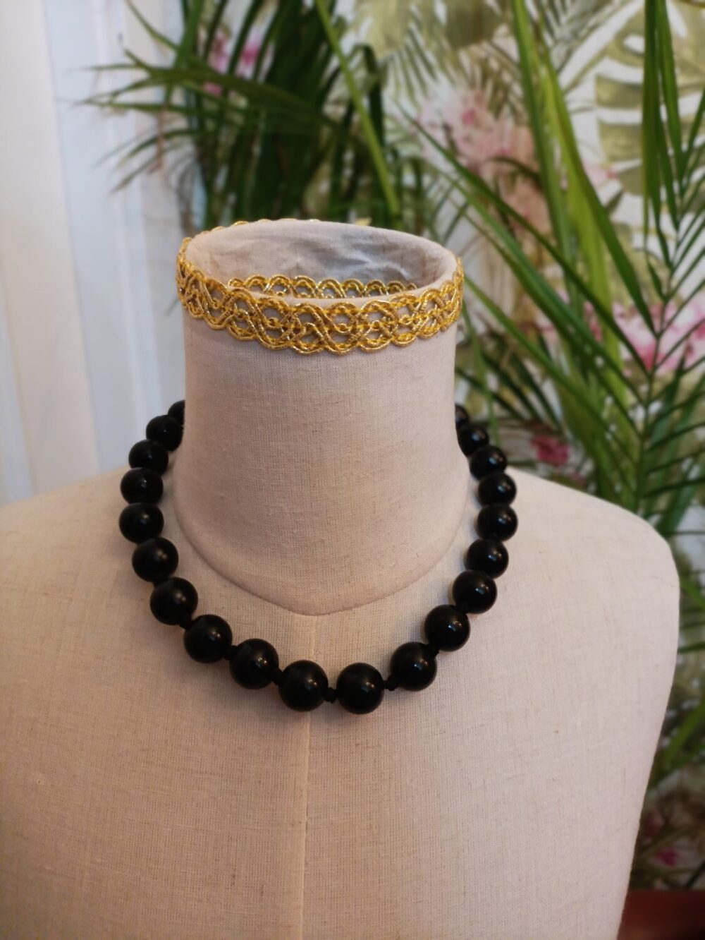 Collar Bolas Negro