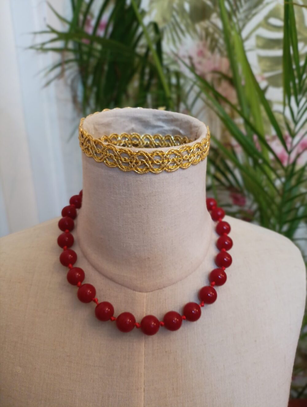 Collar Bolas Burdeos