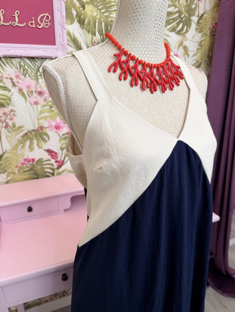Alternative view of Collar Corales Rojo