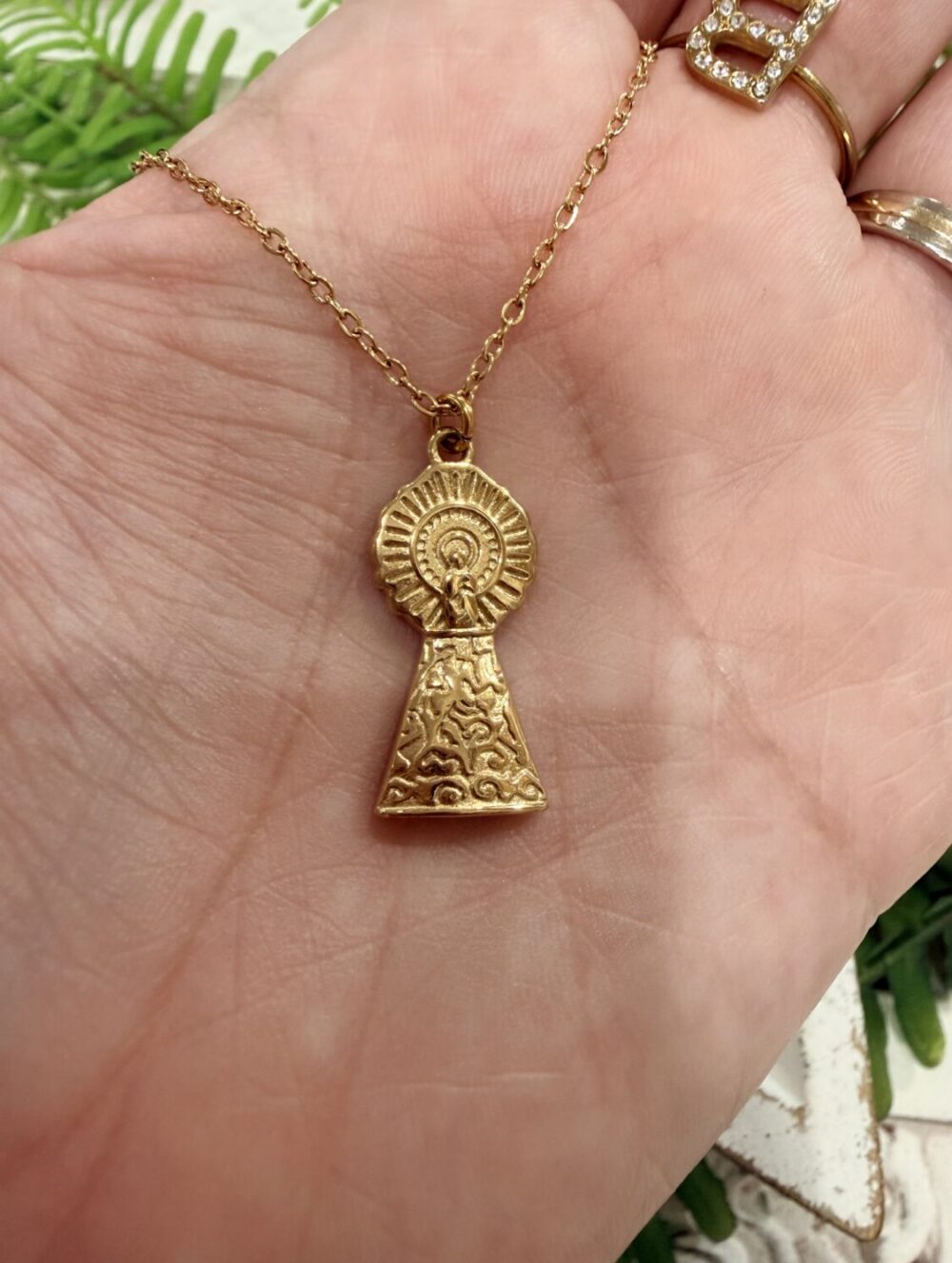 Alternative view of Cadenita Talla Virgen Del Pilar