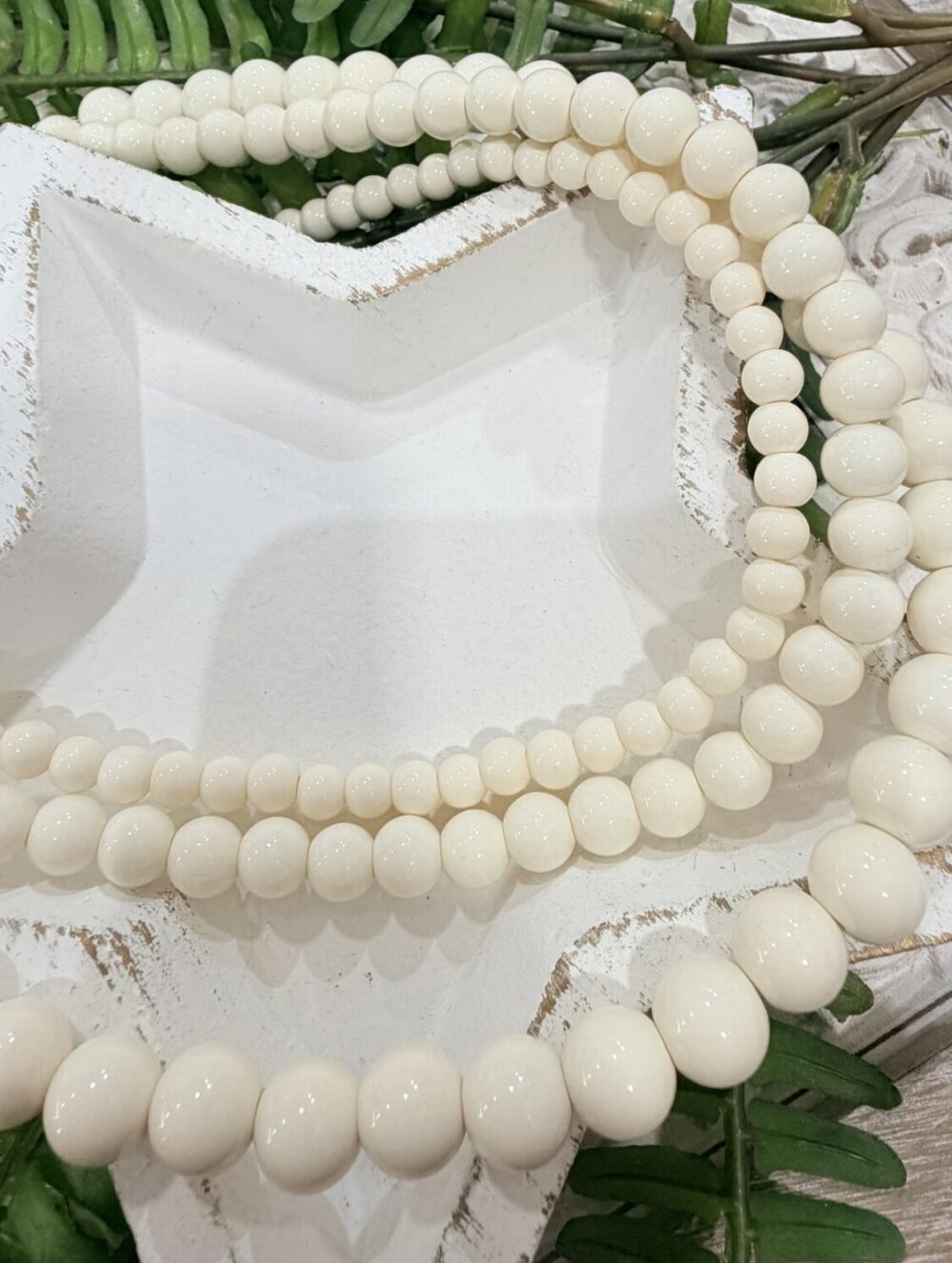 Alternative view of Triple Collar Cuentas Marfil