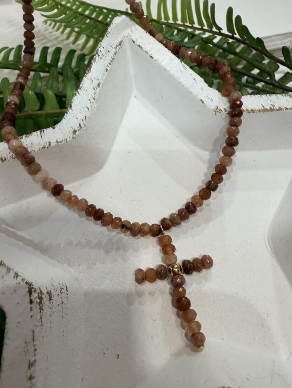 Collar Piedras Cruz Chocolate
