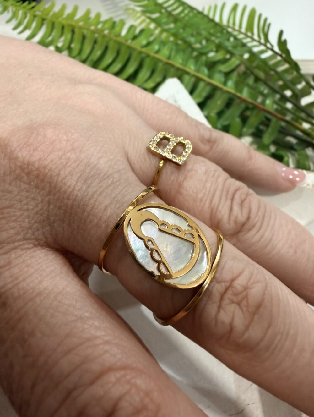 Alternative view of Anillo Nácar Virgen del Rocío Dorado