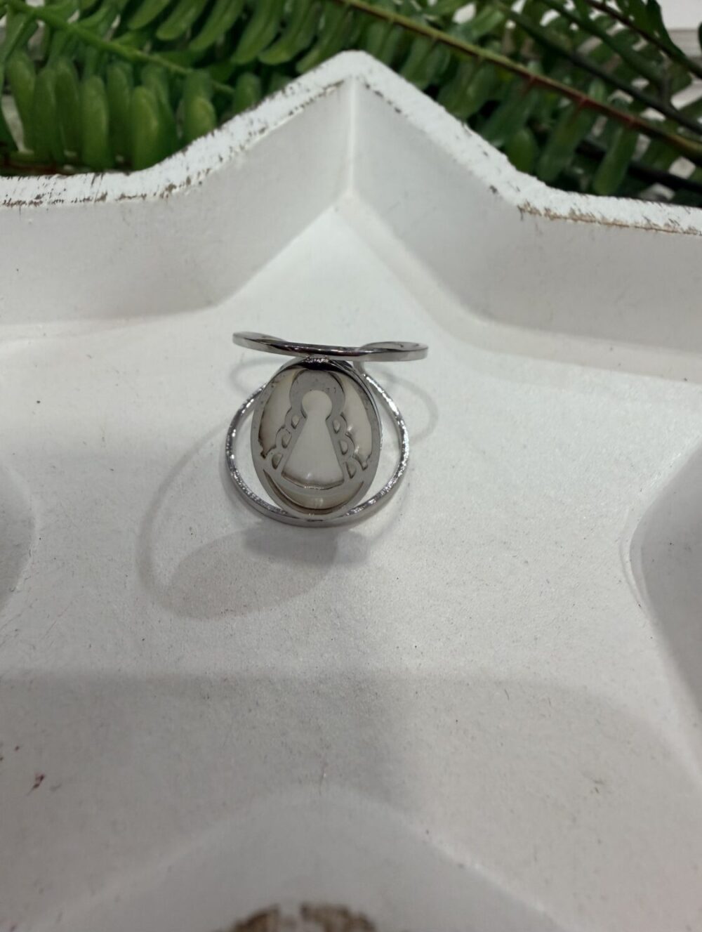 Alternative view of Anillo Nácar Virgen del Rocío Plateado