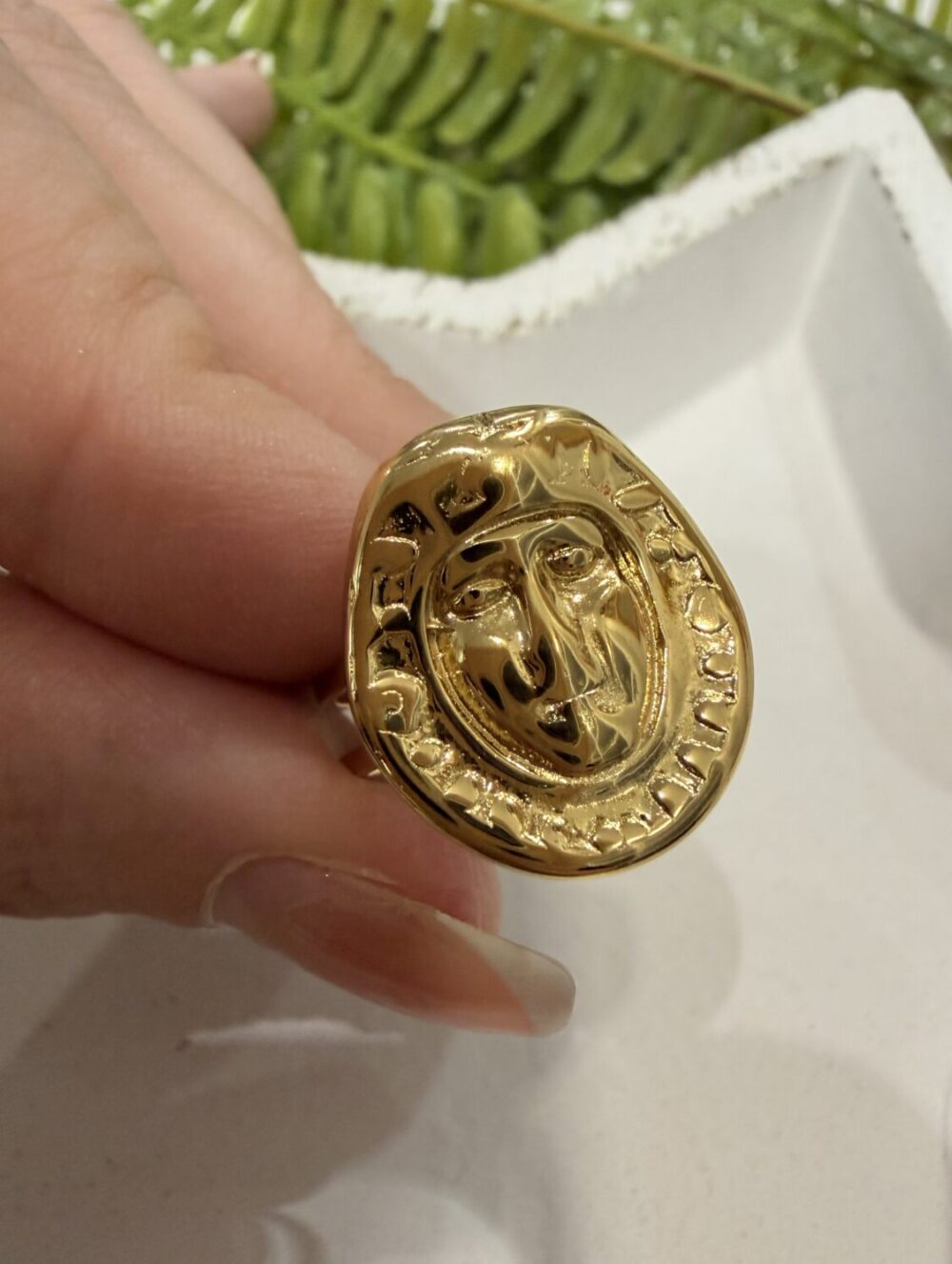 Alternative view of Anillo Rostrillo Virgen del Rocío Dorado