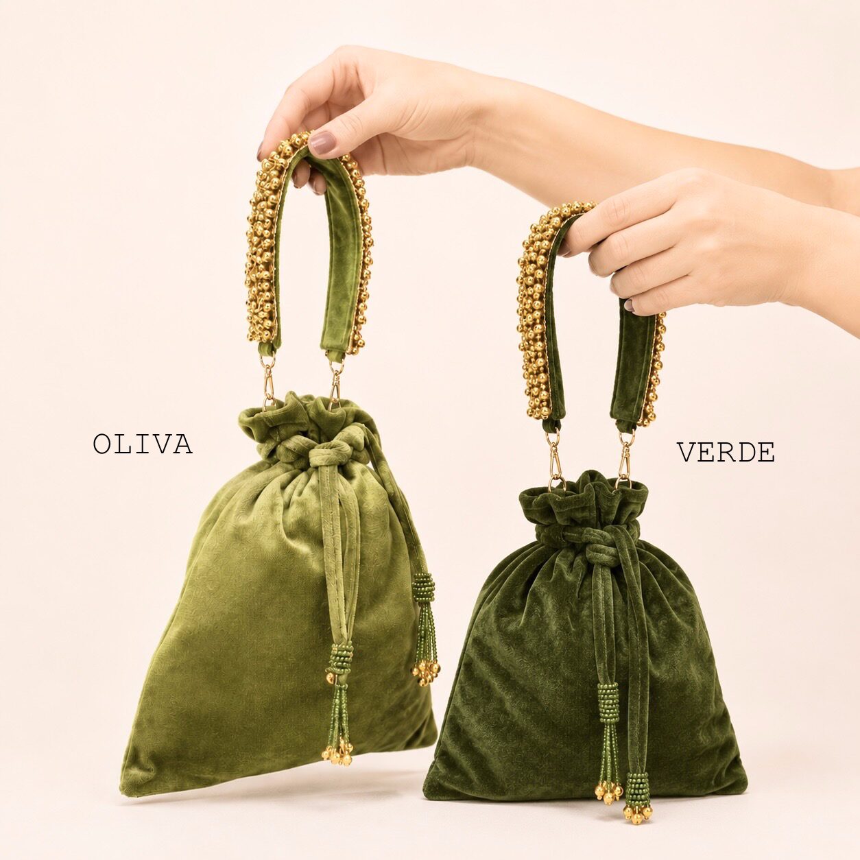 BOLSO BOMBONERA DE TERCIOPELO CON ASA DE CASCABELES - Imagen 5