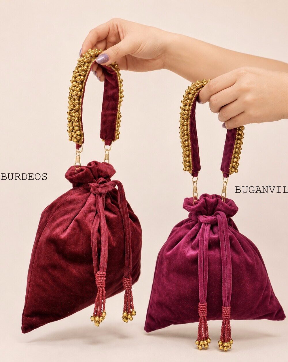 Alternative view of BOLSO BOMBONERA DE TERCIOPELO CON ASA DE CASCABELES