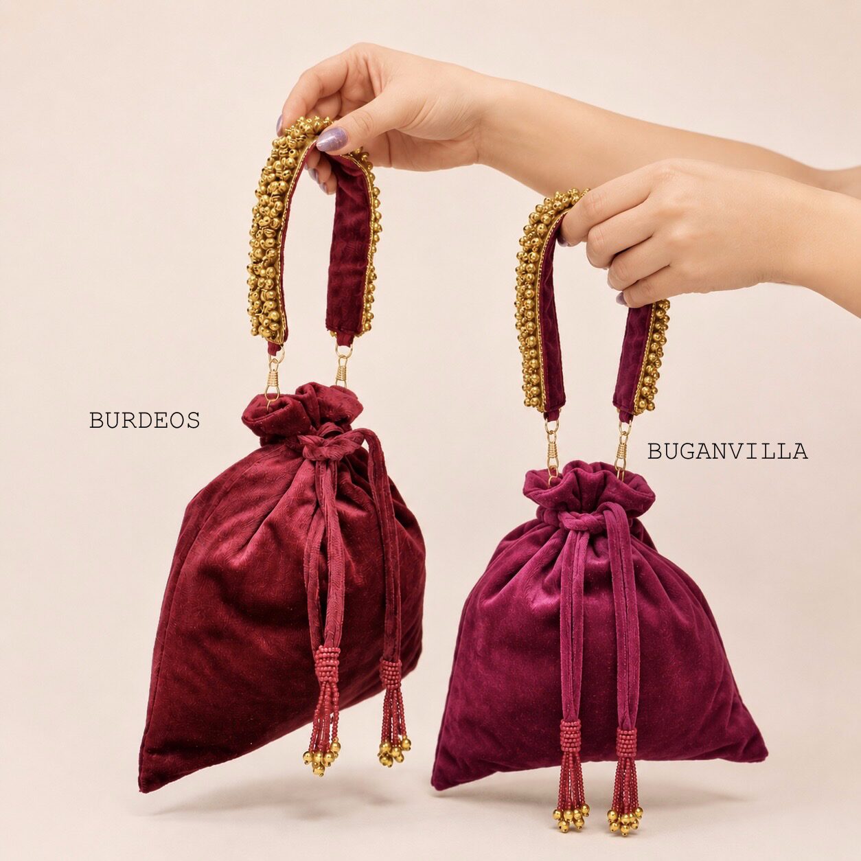 BOLSO BOMBONERA DE TERCIOPELO CON ASA DE CASCABELES - Imagen 2