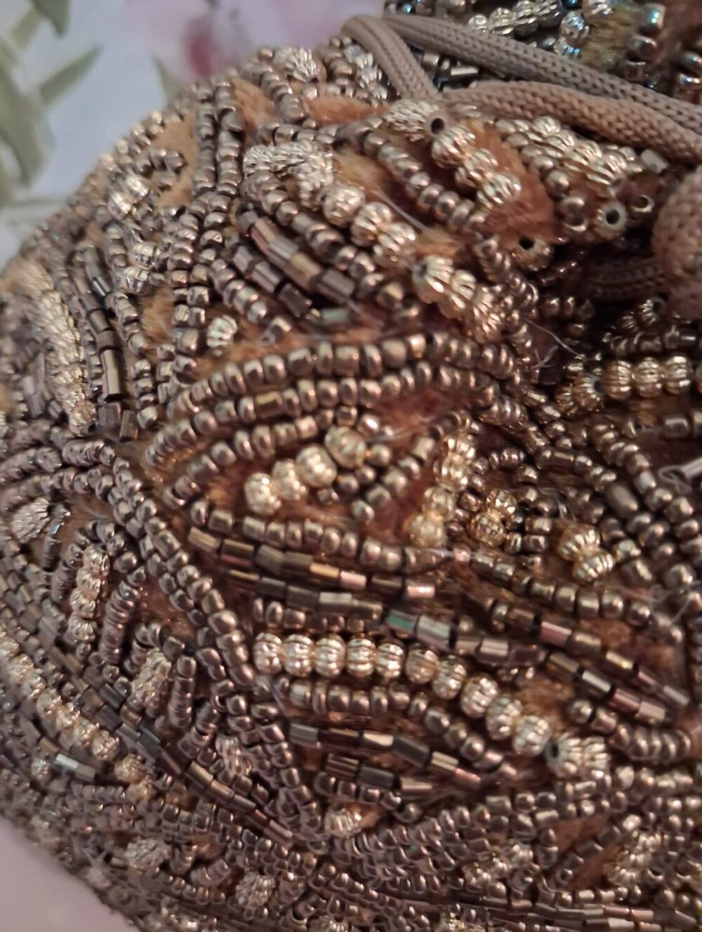 Alternative view of BOLSO BOMBONERA DE TERCIOPELO DORADO