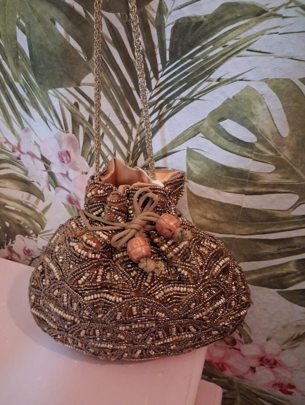 BOLSO BOMBONERA DE TERCIOPELO DORADO